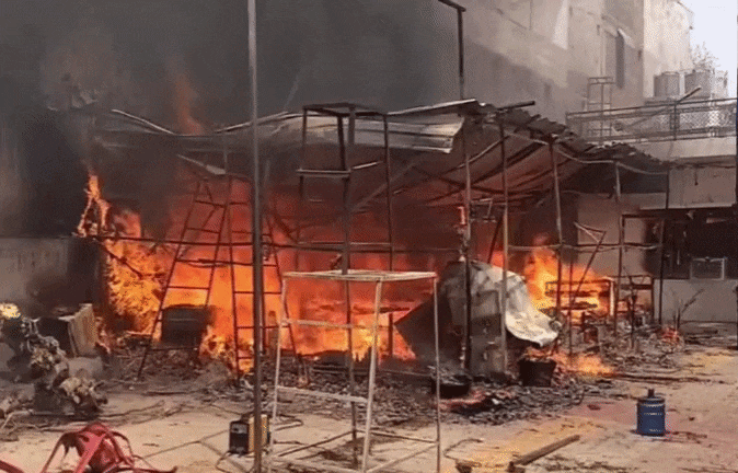 प्रयागराज: टीन शेड में बने कैफे में लगी आग से मचा हड़कंप, फायर ब्रिगेड की दो गाड़ियों ने पाया काबू