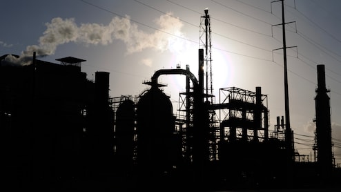 US Again Allows More Russian Oil Sales To Help Control Prices