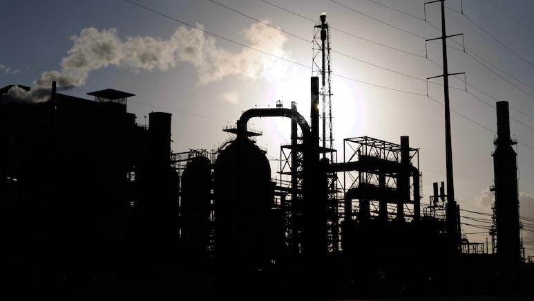 US Again Allows More Russian Oil Sales To Help Control Prices