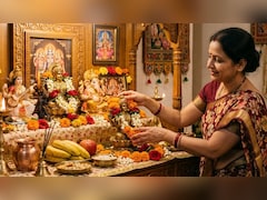 Puja Ke Phool: देवी-देवताओं को खुश करना है तो हमेशा पूजा में चढ़ाएं उनकी पसंद का फूल