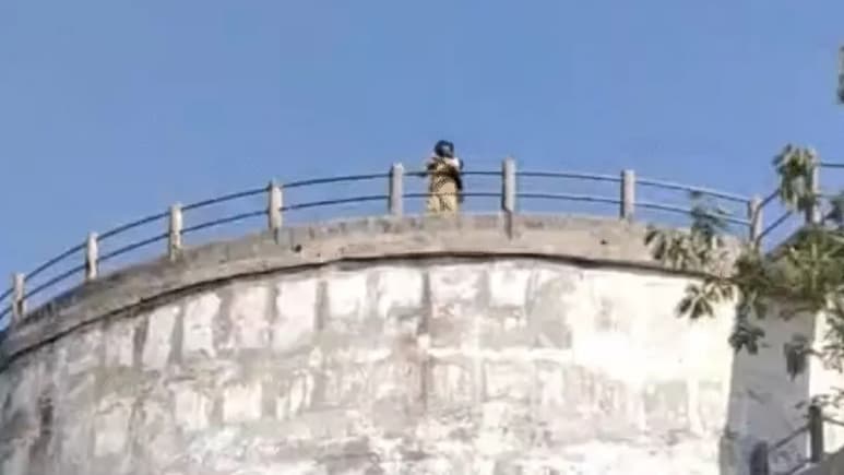 20 लाख नहीं मिले तो पेट्रोल लेकर 60 फीट ऊंची टंकी पर चढ़ी महिला, ग्वालियर में हाई-वोल्टेज ड्रामा &nbsp;&nbsp;