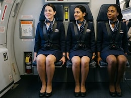 फ्लाइट में एयर होस्टेस हाथों पर क्यों बैठती हैं? इस अजीब पोजीशन के पीछे छिपा है बड़ा सेफ्टी सीक्रेट!