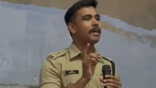 "सफलता चाहिए तो सोशल मीडिया को आज ही कहें अलविदा", SP बने मास्&zwj;टर और बच्चाें की ली क्&zwj;लास