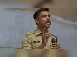 "सफलता चाहिए तो सोशल मीडिया को आज ही कहें अलविदा", SP बने मास्&zwj;टर और बच्चाें की ली क्&zwj;लास