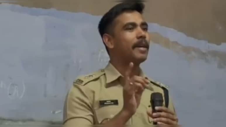 "सफलता चाहिए तो सोशल मीडिया को आज ही कहें अलविदा", SP बने मास्&zwj;टर और बच्चाें की ली क्&zwj;लास