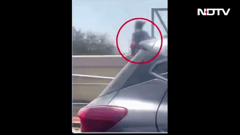 मौत से बस एक कदम दूर थी मौत, तभी हेलमेट पहने शख्स ने मारा झपट्टा, छीन लाया जिंदगी