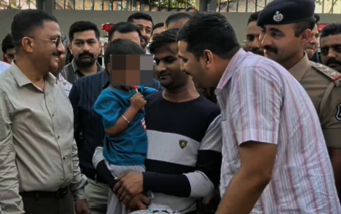 बच्ची के सुरक्षित घर वापसी प्रसन्नता जताते हुए परिजन बच्ची के सुरक्षित घर वापसी प्रसन्नता जताते हुए परिजन