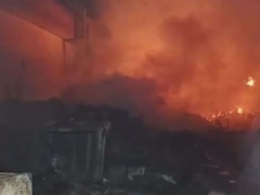 दिल्ली में आधी रात आग से कोहराम, आधा दर्जन झुग्गियां खाक, एक ही परिवार के 3 लोगों की मौत