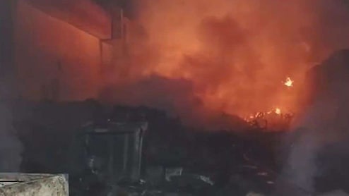 दिल्ली में आधी रात आग से कोहराम, आधा दर्जन झुग्गियां खाक, एक ही परिवार के 3 लोगों की मौत
