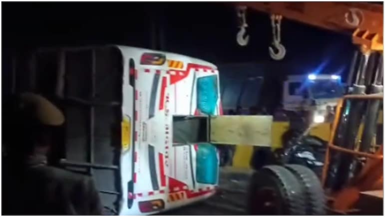 कोटा में डिवाइडर फांदकर दूसरी तरफ जा गिरी स्लीपर बस, 3 की मौत और 23 घायल; गैलरी में भी भरी थीं सवारियां