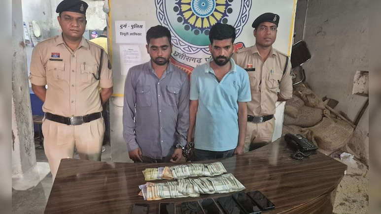 जब युवक कर रहा था दूल्हा बनने की तैयारी, मेहंदी की जगह हाथों में लगी हथकड़ी; मामला जान हो जाएंगे हैरान