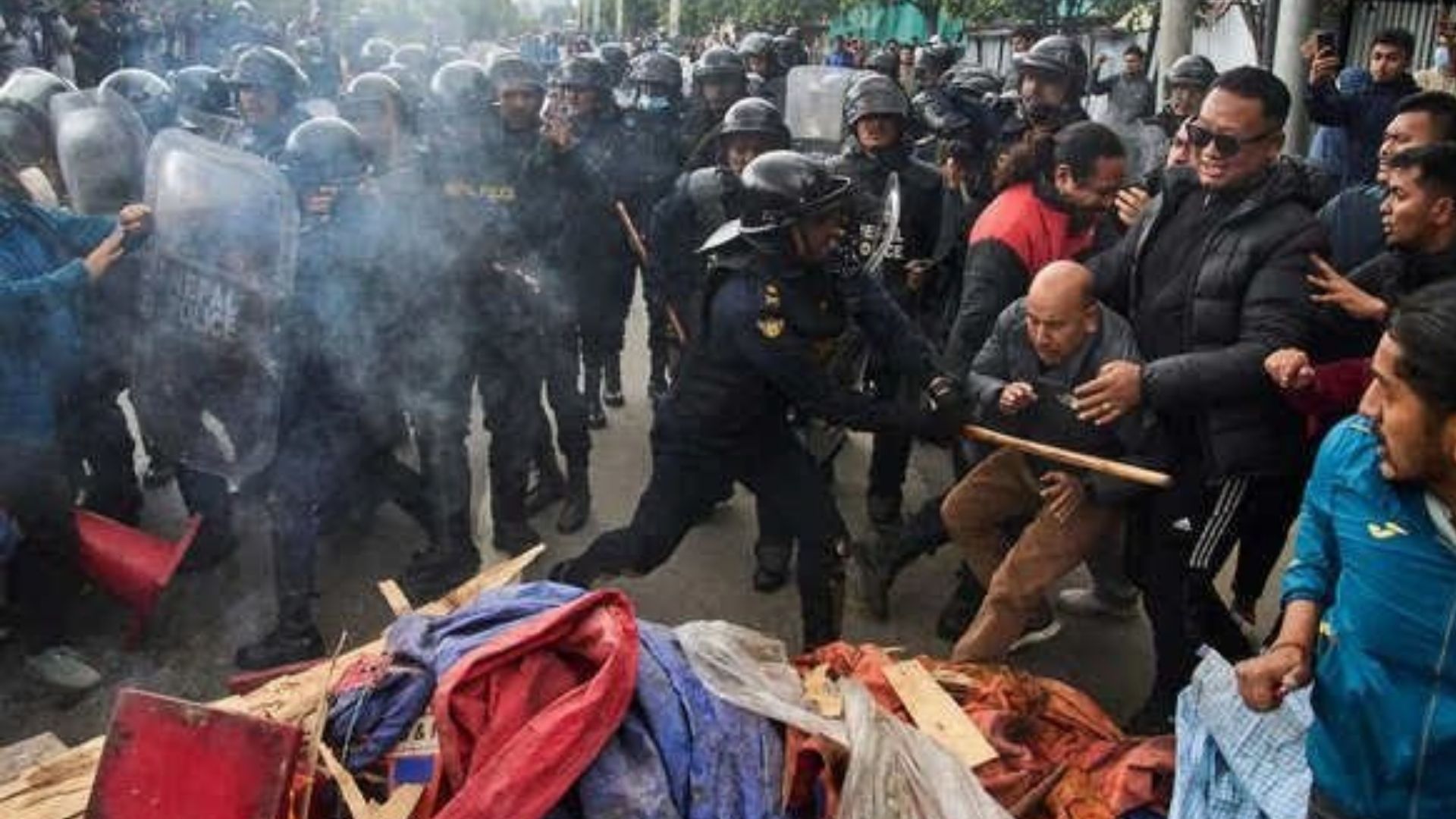 हाथों से छीन लिया सामान, पॉलीथीन फाड़कर चेकिंग, भारत सीमा पर बालेन सरकार का ये कैसा 'टैक्स सिस्टम', देखें वीडियो