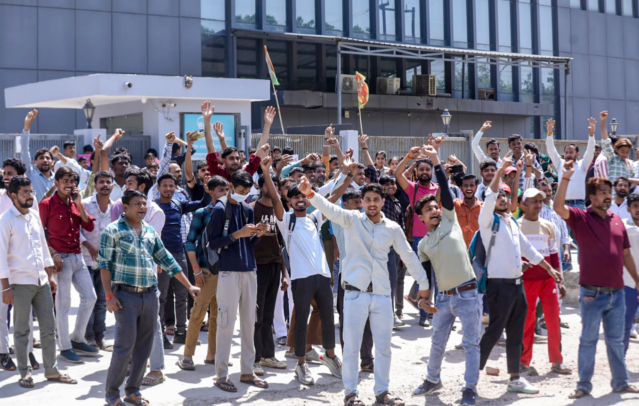 नोएडा में नहीं थम रहा फैक्ट्री कर्मचारियों का प्रदर्शन, आज भी सड़कों पर उतरे लोग