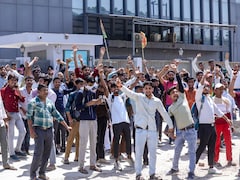 नोएडा में नहीं थम रहा फैक्ट्री कर्मचारियों का प्रदर्शन, आज भी सड़कों पर उतरे लोग