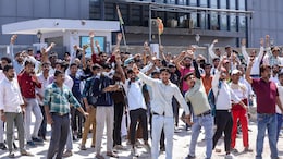 नोएडा में नहीं थम रहा फैक्ट्री कर्मचारियों का प्रदर्शन, आज भी सड़कों पर उतरे लोग