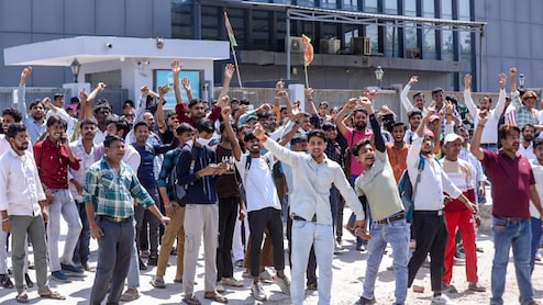 नोएडा में नहीं थम रहा फैक्ट्री कर्मचारियों का प्रदर्शन, आज भी सड़कों पर उतरे लोग