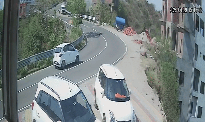 कार हवा में उछली, फिर 650 फीट गहरी खाई में गिरी... हिमाचल के चिंतपूर्णी में दर्दनाक हादसा, देखें VIDEO