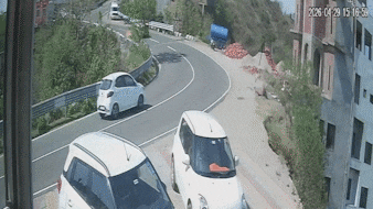 कार हवा में उछली, फिर 650 फीट गहरी खाई में गिरी... हिमाचल के चिंतपूर्णी में दर्दनाक हादसा, देखें VIDEO