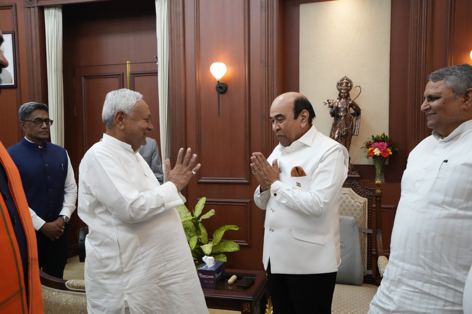 बिहार में 'नीतीश युग' का अंत, लोकभवन में राज्यपाल को सौंपा इस्तीफा