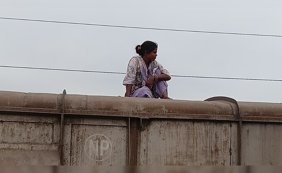 फारबिसगंज स्टेशन पर मालगाड़ी की छत पर चढ़ी महिला, 25 हजार वोल्ट के तारों के नीचे घंटो चला हाई-वोल्टेज ड्रामा