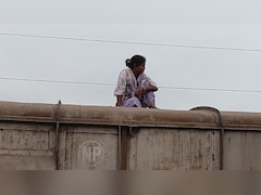 फारबिसगंज स्टेशन पर मालगाड़ी की छत पर चढ़ी महिला, 25 हजार वोल्ट के तारों के नीचे घंटो चला हाई-वोल्टेज ड्रामा