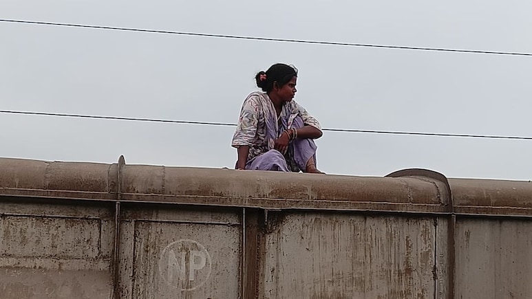 फारबिसगंज स्टेशन पर मालगाड़ी की छत पर चढ़ी महिला, 25 हजार वोल्ट के तारों के नीचे घंटो चला हाई-वोल्टेज ड्रामा