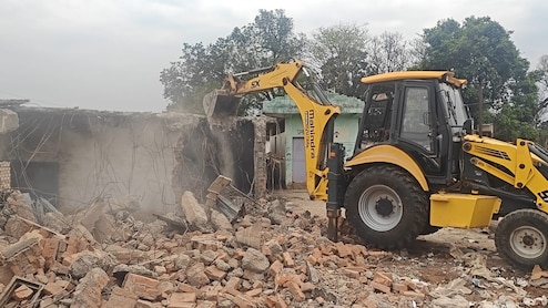 Bulldozer Action: एमपी के इस बाजार पर चला बुलडोजर, भारी संख्या में बिल्डिंगों को किया गया ध्वस्त