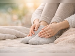 गर्मी में भी हाथ‑पैर ठंडे रहते हैं? हो सकती है ये वजह, लाइफस्&zwj;टाइल बदलने से बनेगी बात