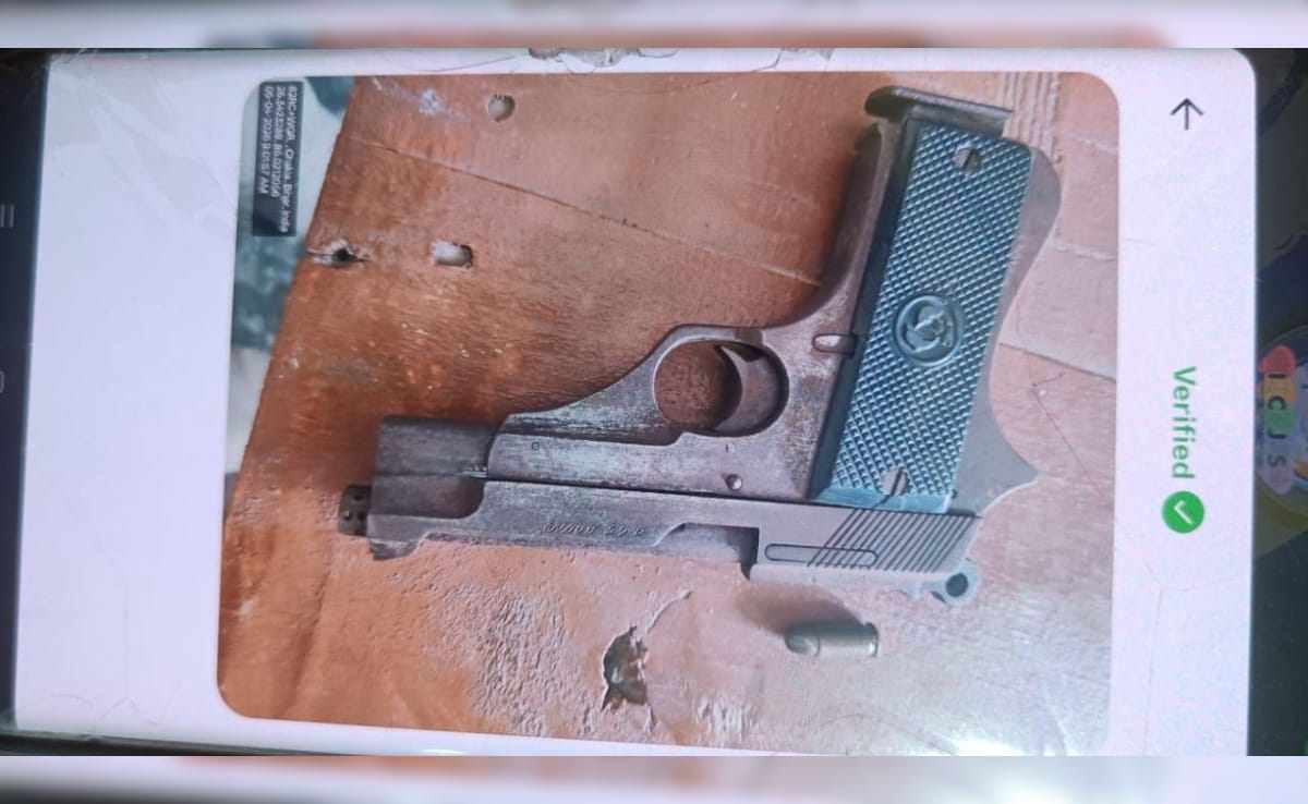 मदरसे से पिस्टल बरामद हुआ. मदरसे से पिस्टल बरामद हुआ.