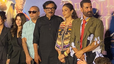 भूत बंगला' की प्रेस कॉन्फ्रेंस में अक्षय-तब्बू की मस्ती, 25 साल बाद साथ आए  तो हुई जबरदस्त तांग खिंचाई | Bhooth Bangla Akshay and Tabu Fun Filled  Antics A Hilarious Session of