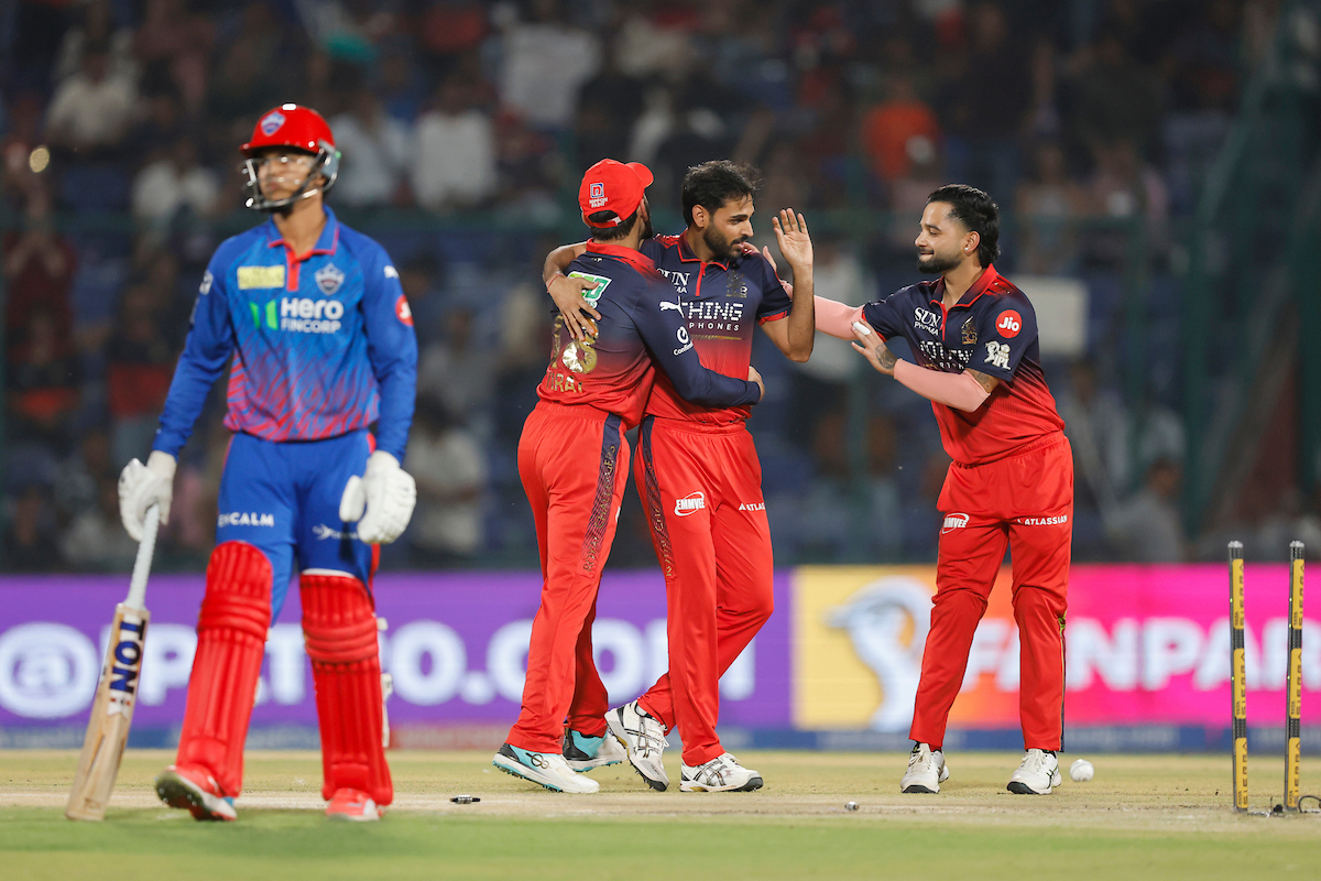 DC vs RCB LIVE Score, IPL 2026: भुवनेश्वर- हेजलवुड का कहर, दिल्ली के नाम हुआ  IPL इतिहास का पावरप्ले का सबसे लो स्कोर