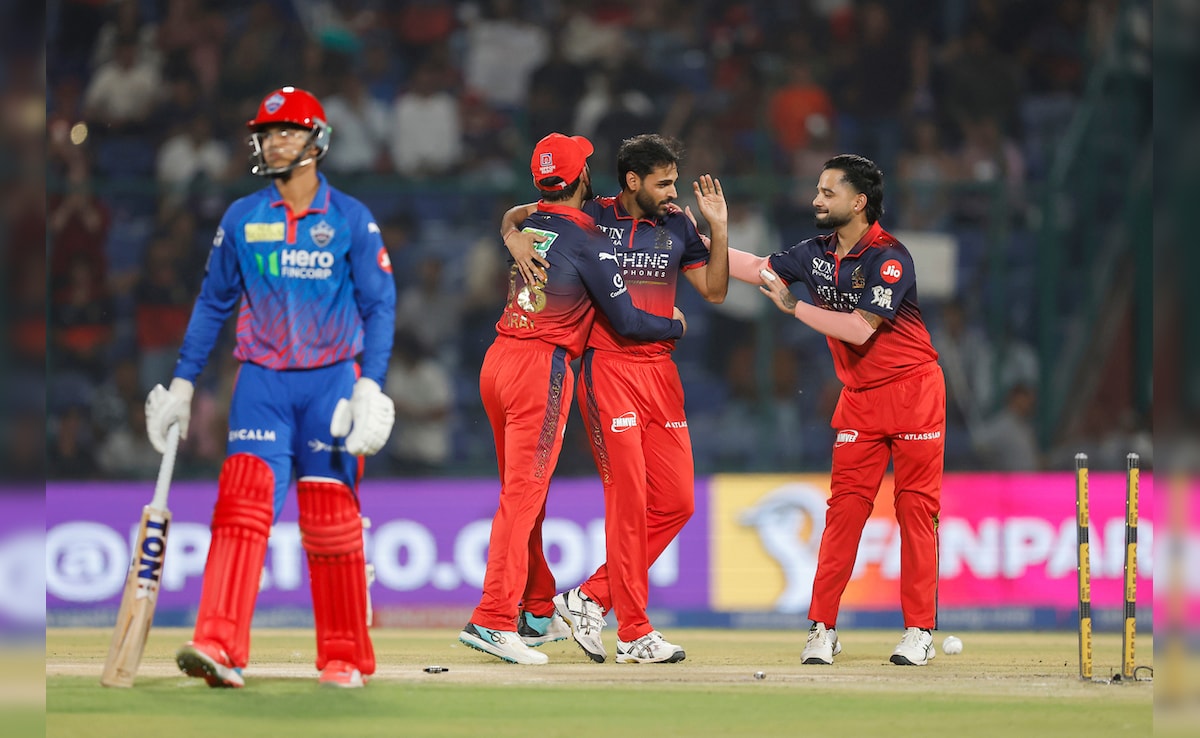 DC vs RCB LIVE Score, IPL 2026:   आंधी के चलते रूका मैच, भुवनेश्वर- हेजलवुड के सामने दिल्ली का सरेंडर, 43 रन पर लगा 7वां झटका