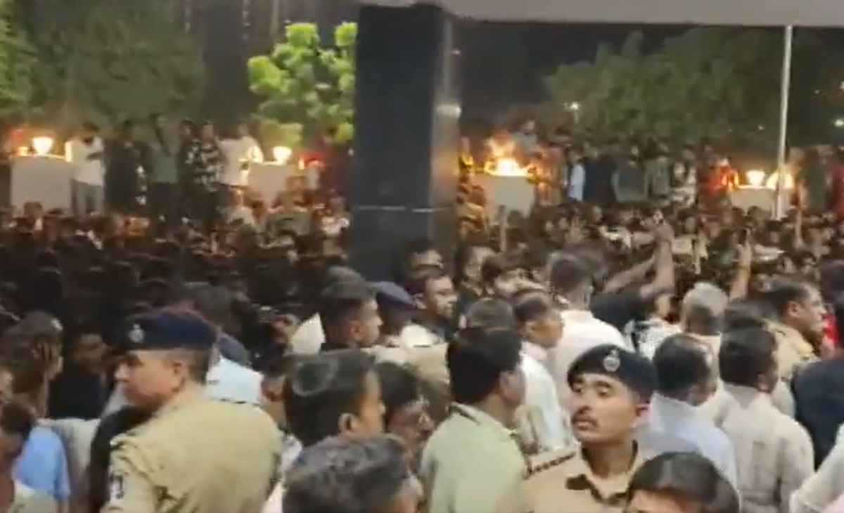 गुजरातः सूरत में क्यों भड़के लोग? थाने के बाहर भारी घेराव, देर रात चलता रहा बवाल