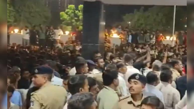 गुजरातः सूरत में क्यों भड़के लोग? थाने के बाहर भारी घेराव, देर रात चलता रहा बवाल