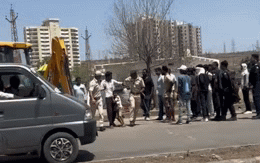 'पापा को मत ले जाओ...', रावतभाटा में अतिक्रमण हटाने के दौरान पिता के पैरों से लिपटकर रोता रहा मासूम