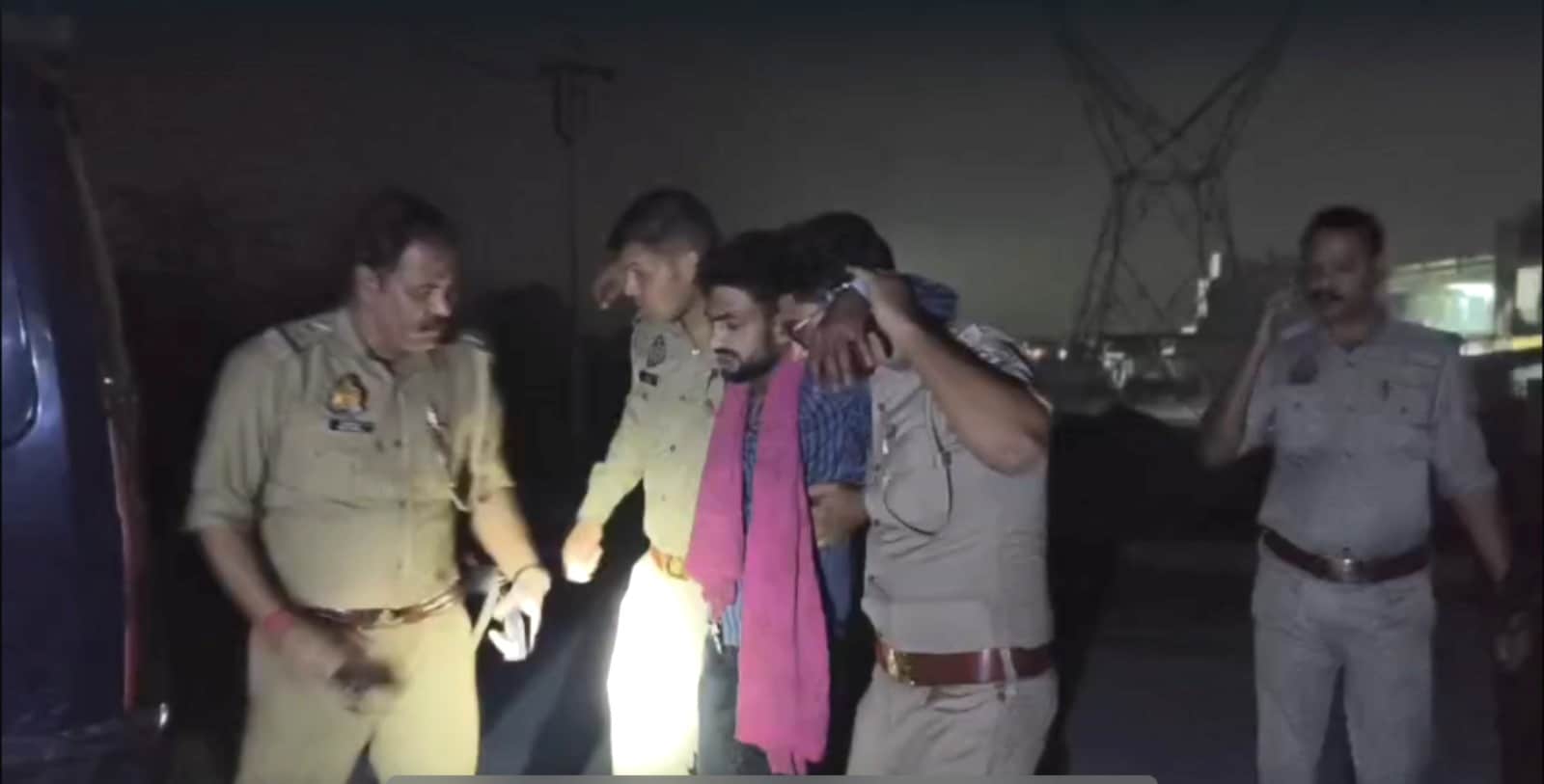 kanpur crimeछ 17 अप्रैल को पुलिस की गोली लगने के बाद शातिर लुटेरा मुन्ना खान खुद से चल भी नहीं पा रहा था.