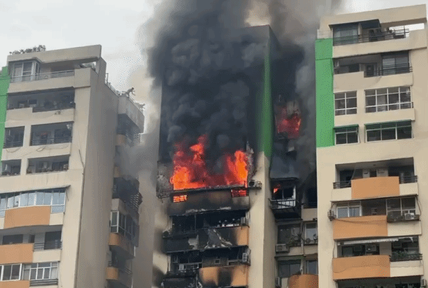 आग की ऊंची लपटें, मिनटों में खाक हुए 6-7 फ्लैट, गाजियाबाद की गौर ग्रीन सोसायटी में भयानक आग, भागे लोग