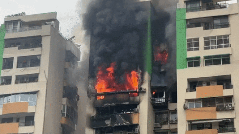 Ghaziabad News: आग की ऊंची लपटें, मिनटों में खाक हुए 6-7 फ्लैट, गाजियाबाद की गौर ग्रीन सोसायटी में भयानक आग, भागे लोग