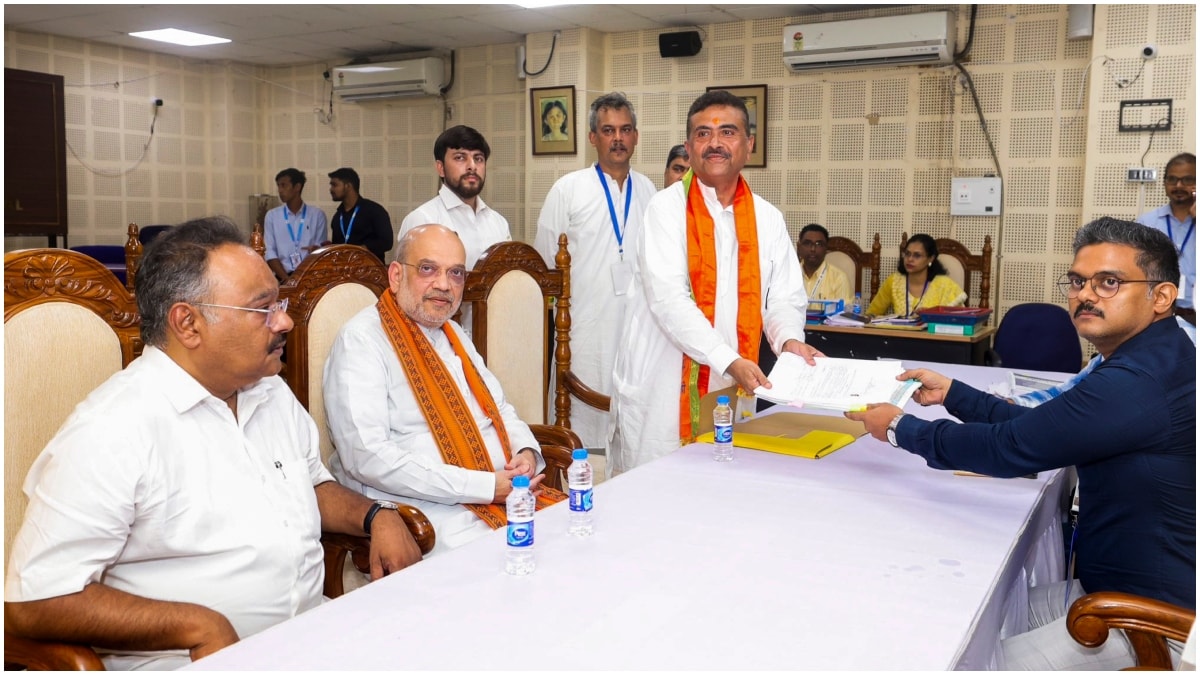 कोलकाता में केंद्रीय गृह मंत्री अमित शाह की उपस्थिति में, भाबानीपुर और नंदीग्राम विधानसभा क्षेत्रों से भाजपा उम्मीदवार सुवेंदु अधिकारी ने अपना नामांकन दाखिल किया.