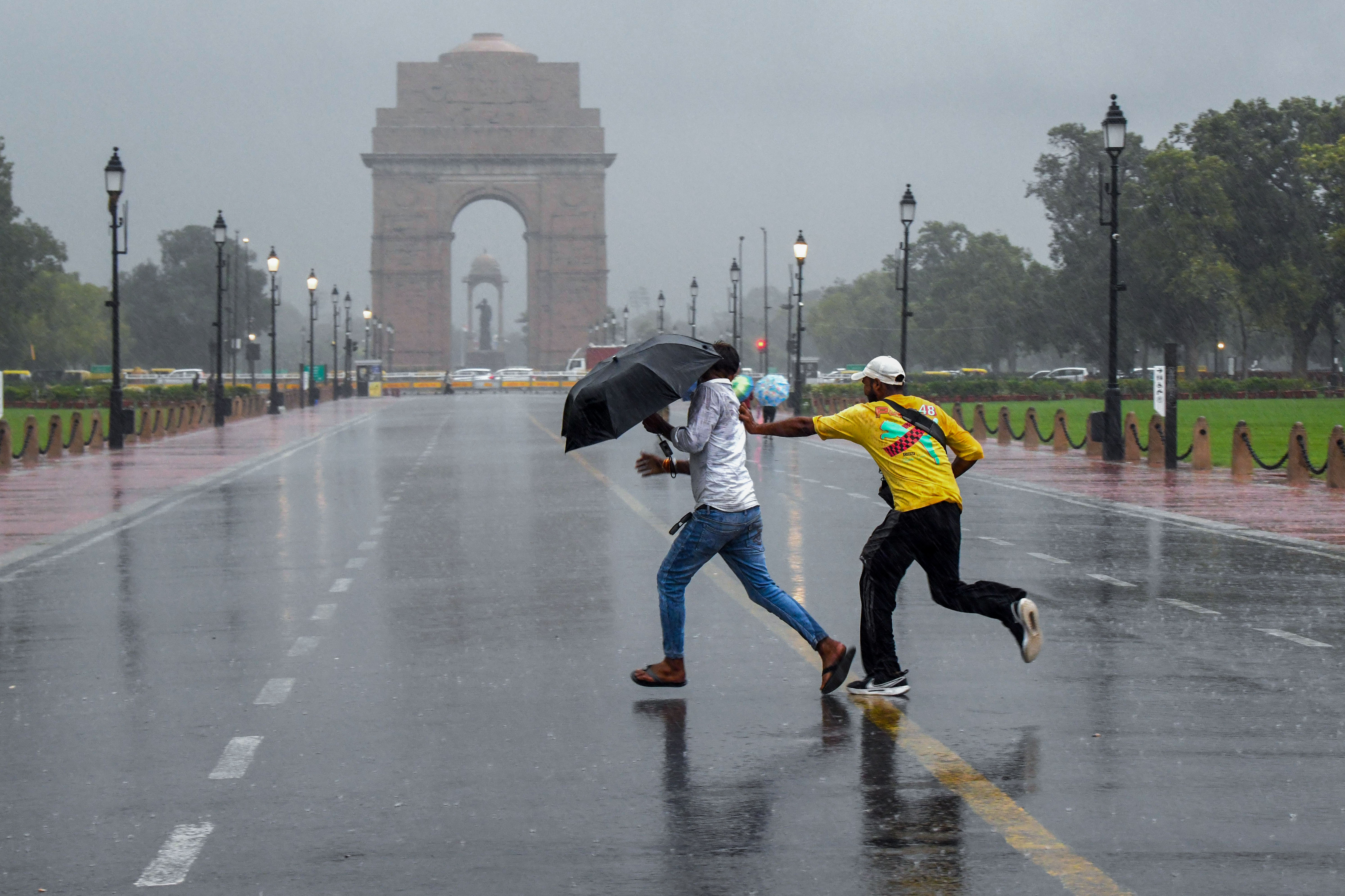 दिल्ली-NCR में तेज आंधी के साथ जोरदार बारिश, कई इलाकों में ट्रैफिक जाम&nbsp;