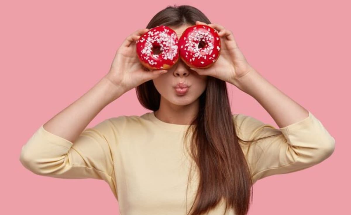 Added sugars, like refined sugar in desserts, packaged foods, and sugary drinks, dont offer any direct skin benefits. Photo: Freepik