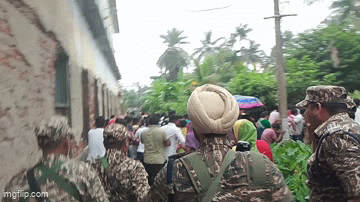 LIVE: दक्षिण 24 परगना के पोलिंग बूथ पर 100 मीटर दायरे में घुस आई भीड़, केंद्रीय बल ने लाठीचार्ज कर खदेड़ा