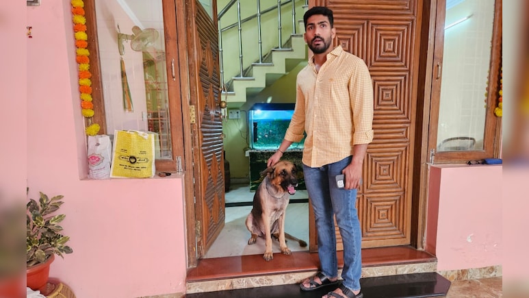 गहरी नींद में सो रहा था परिवार, तभी घर में लग गई भीषण आग; पालतू कुत्ते ने नॉक कर बचाई सभी की जान