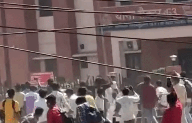 VIDEO: नोएडा में पुलिस थाने पर पथराव; बेकाबू भीड़ ने बोला धावा, फोर्स ने खदेड़ा