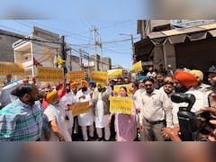 AAP ने BJP में शामिल हुए सात राज्यसभा सांसदों के खिलाफ किया प्रदर्शन, कहा- 'ये पंजाब के गद्दार'