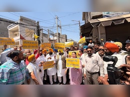 AAP ने BJP में शामिल हुए सात राज्यसभा सांसदों के खिलाफ किया प्रदर्शन, कहा- 'ये पंजाब के गद्दार'