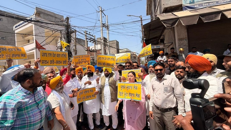 AAP ने BJP में शामिल हुए सात राज्यसभा सांसदों के खिलाफ किया प्रदर्शन, कहा- 'ये पंजाब के गद्दार'