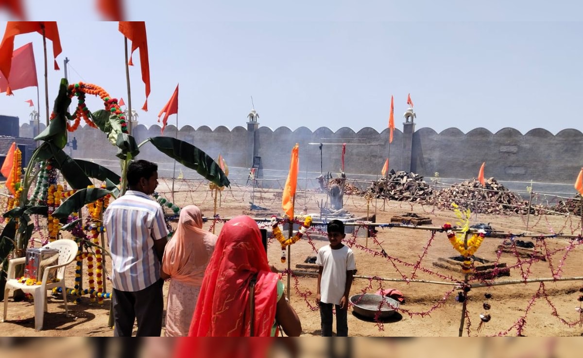 गाय को राष्‍ट्रमाता का दर्जा द‍िलाने के ल‍िए 40 ड‍िग्री तापमान में साधु की अग्‍न‍ि तपस्‍या, आस्था देख लोग दंग