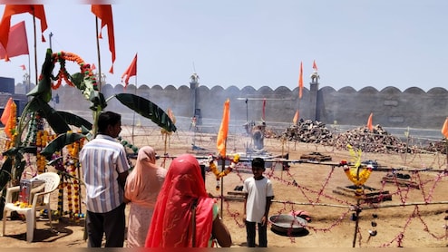 गाय को राष्&zwj;ट्रमाता का दर्जा द&zwj;िलाने के ल&zwj;िए 40 ड&zwj;िग्री तापमान में साधु की अग्&zwj;न&zwj;ि तपस्&zwj;या, आस्था देख लोग दंग