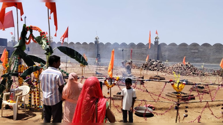 गाय को राष्&zwj;ट्रमाता का दर्जा द&zwj;िलाने के ल&zwj;िए 40 ड&zwj;िग्री तापमान में साधु की अग्&zwj;न&zwj;ि तपस्&zwj;या, आस्था देख लोग दंग